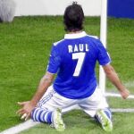 Raúl, arrodillado junto al córner celebra su gol, el primero que marcó el Schalke en el encuentro de ayer al Inter de Milán