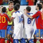 Los jugadores españoles, culés y madridistas, se defienden de los chilenos