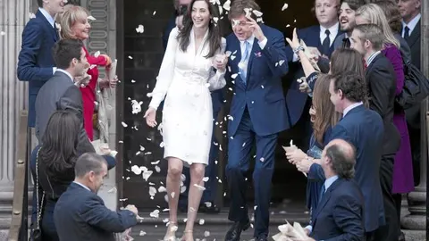 McCartney y Nancy, ayer, tras darse el «sí quiero» en un lugar especial (donde el ex Beatle se casó con Linda) y en una simbólica fecha (el cumpleaños de John Lennon)