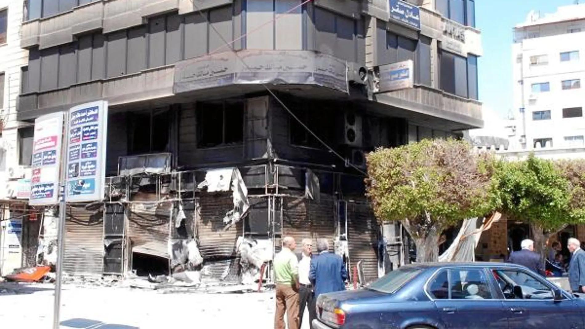 Muchos edificios de Latakia fueron incendiados, como muestra la foto distribuida por la agencia oficial siria