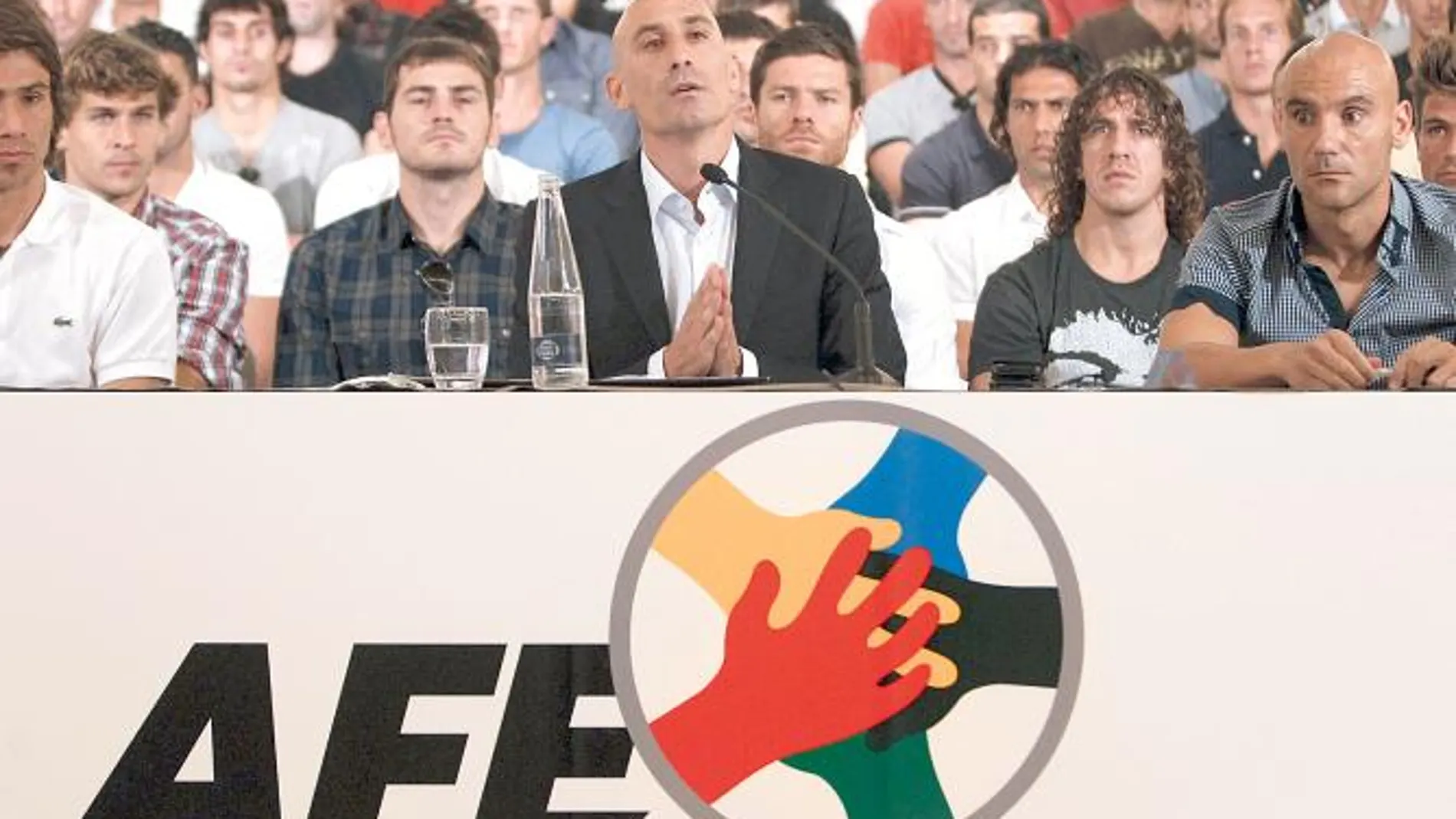 El presidente de la AFE, Luis Rubiales, se dirige a los medios para anunciar la huelga con Movilla a su izquierda, Ponzio a su derecha, y Llorente, Casillas, Puyol y Xabi Alonso detrás