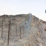 Un soldado de fronteras israelí vigila la frontera con Egipto
