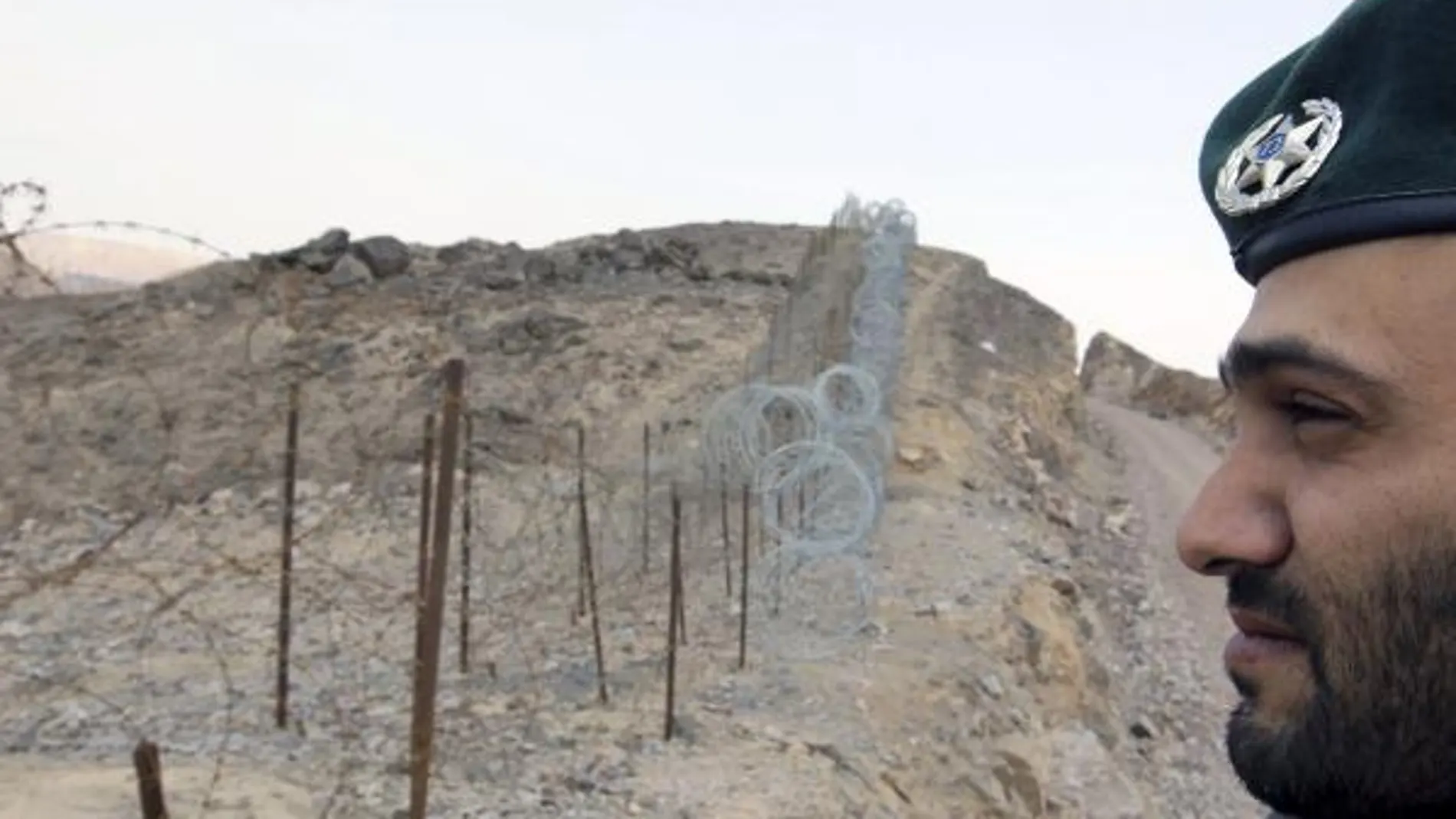 Un soldado de fronteras israelí vigila la frontera con Egipto