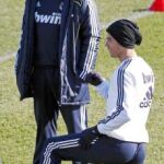 mourinho mira y sonríe a Cristiano Ronado. El portugués será titular el miércoles ante el Lyon