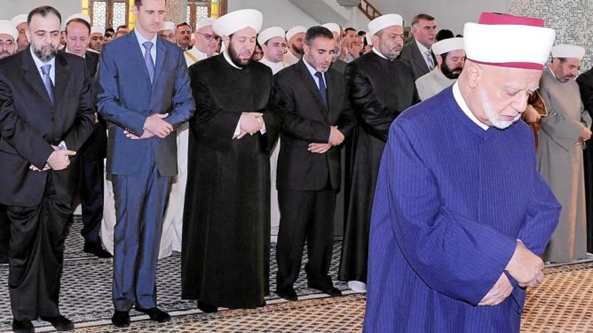 Bachar al Asad, en el medio, con bigote, reza en una mezquita de Damasco junto a una de las autoridades suníes del país, ayer