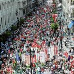 Vista de la manifestación de funcionarios por las calles de Sevilla