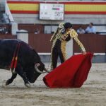 David Mora se estira al natural, ayer, en Las Ventas