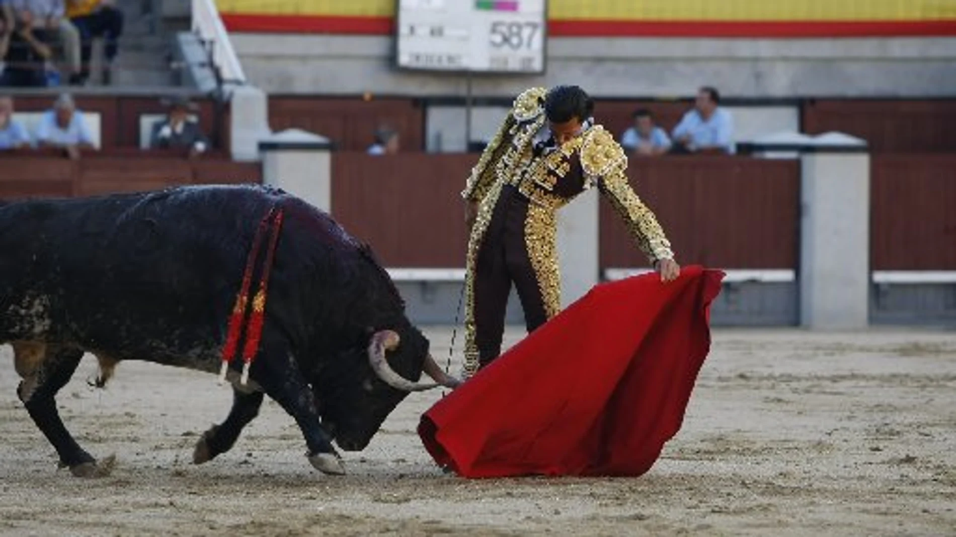 David Mora se estira al natural, ayer, en Las Ventas