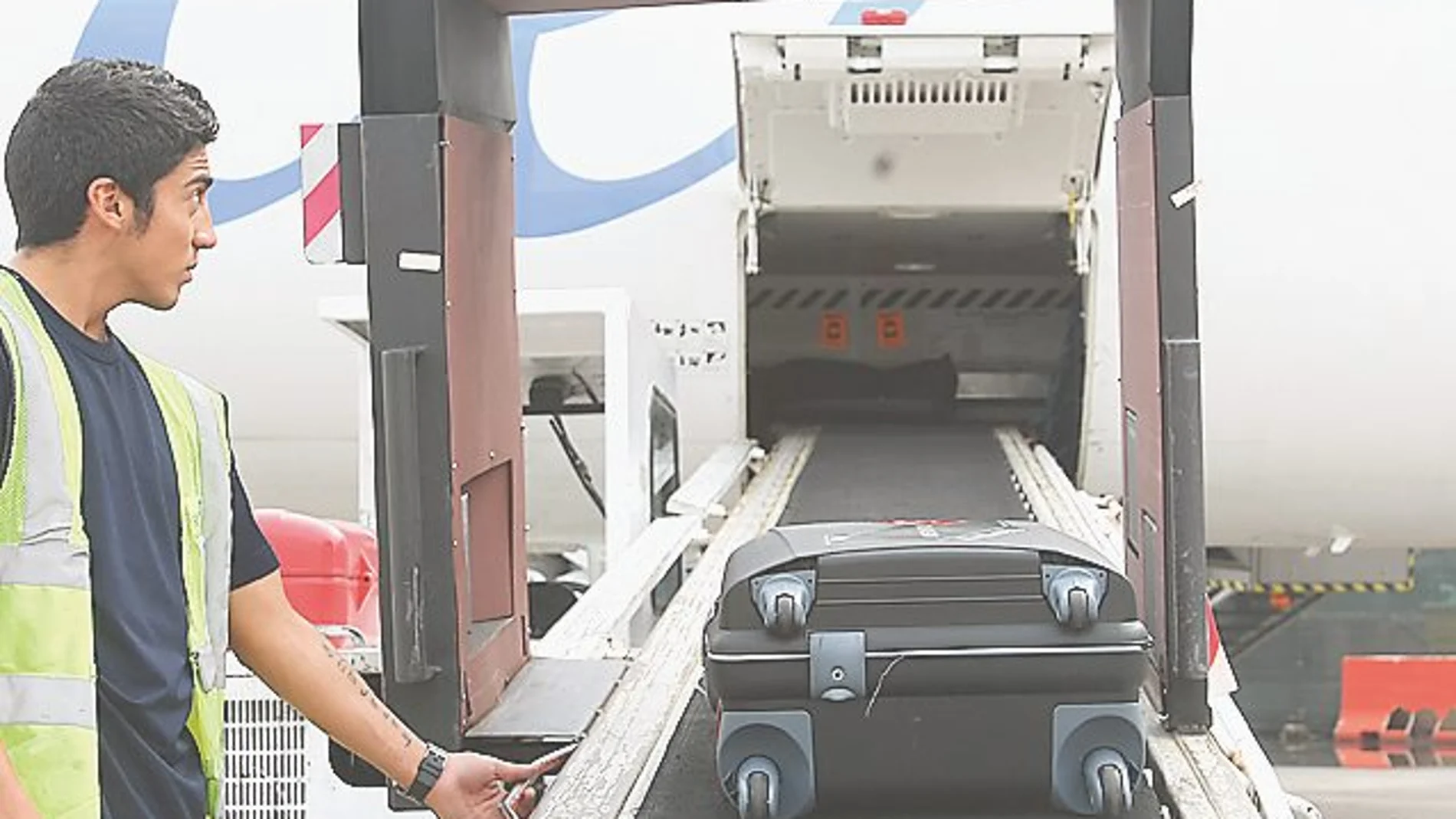 EN LA BODEGA El dispositivo se activa de nuevo para comprobar que todo está en orden y parar la cinta en el caso de que el bulto no coincidiera con ese vuelo o se desvíe