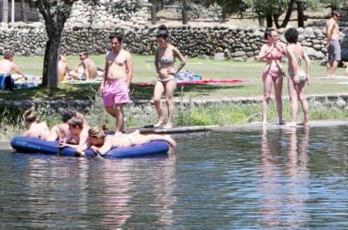 Las Presillas de Rascafría (izda.), o la piscina natural de Las Berceas (abajo), en Cercedilla, son algunas de las «playas» madrileñas más concurridas