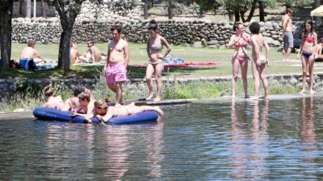 Las Presillas de Rascafría (izda.), o la piscina natural de Las Berceas (abajo), en Cercedilla, son algunas de las «playas» madrileñas más concurridas