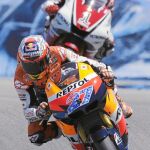 Jorge Lorenzo persigue a Stoner justo a la entrada de la famosa curva del «sacacorchos», ayer en el circuito de Laguna Seca