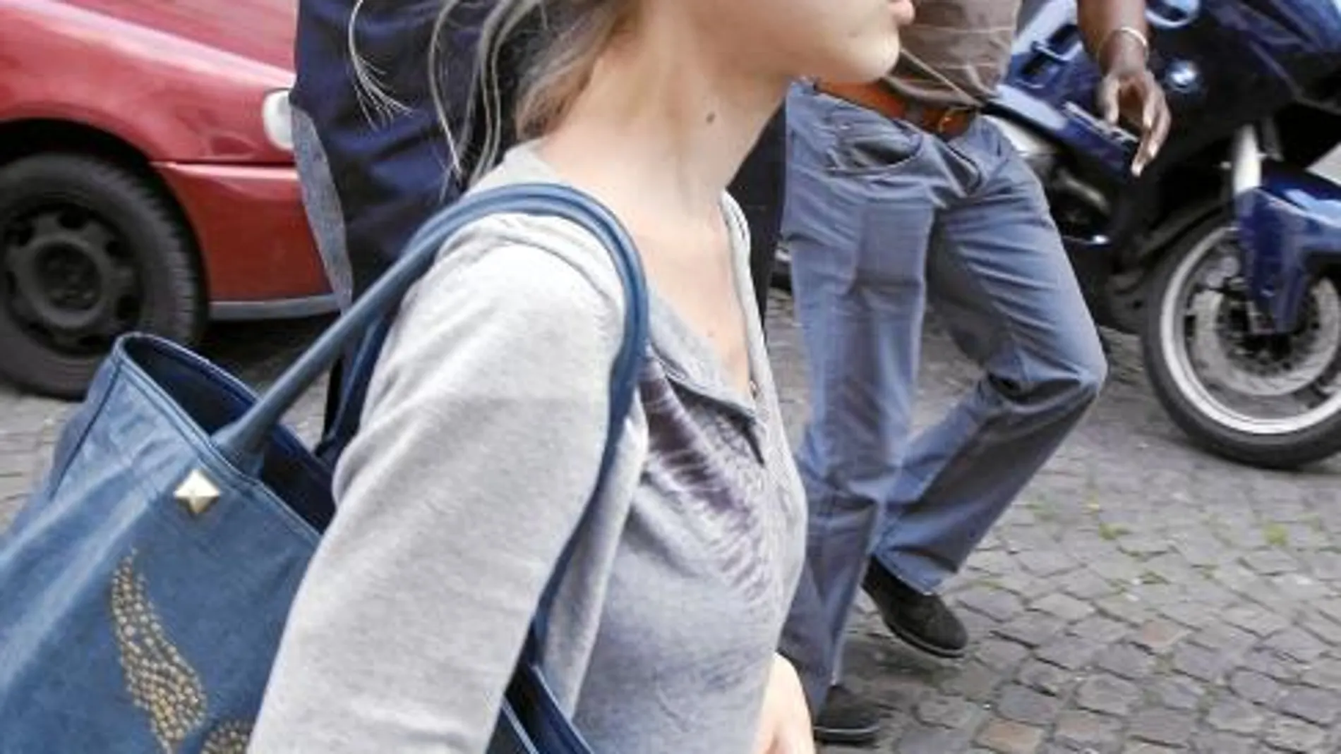La periodista Tristane Banon interpuso ayer en la Fiscalía de París la demanda contra Strauss-Kahn por intento de violación.