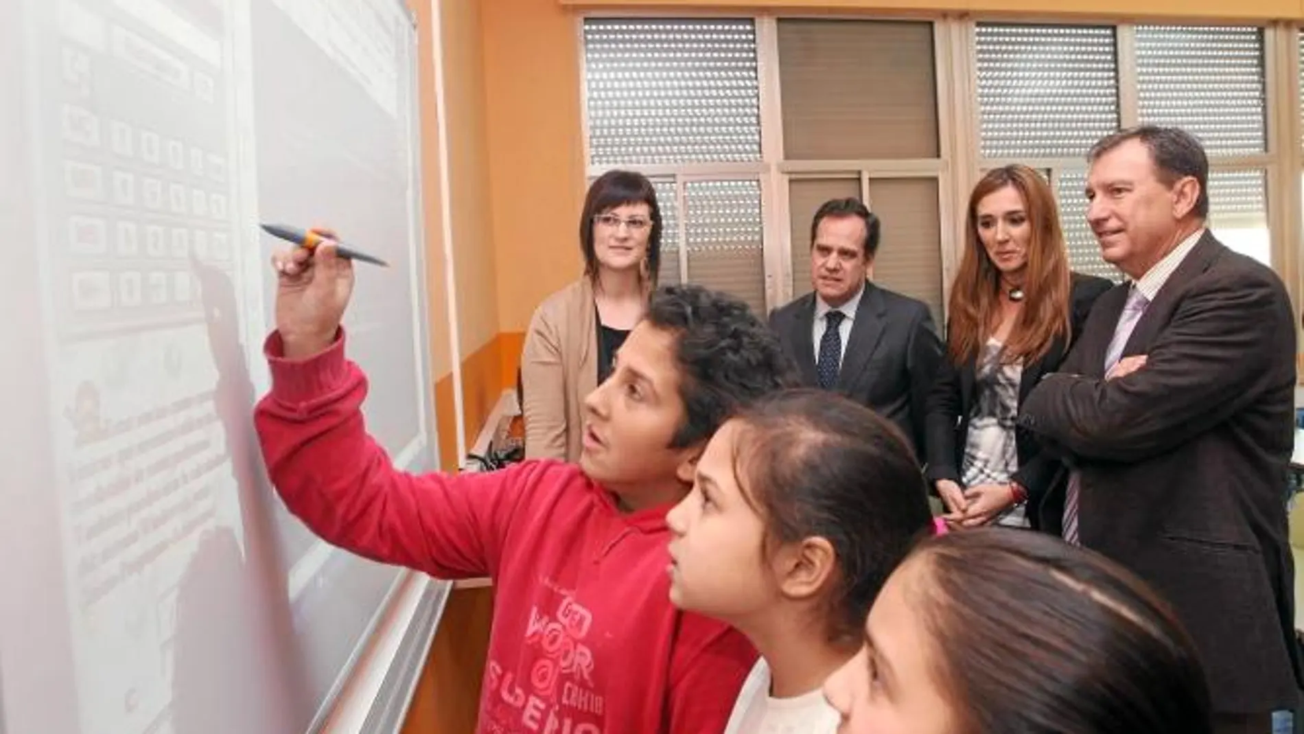 La Junta dará más recursos a los colegios que mejor gestionen
