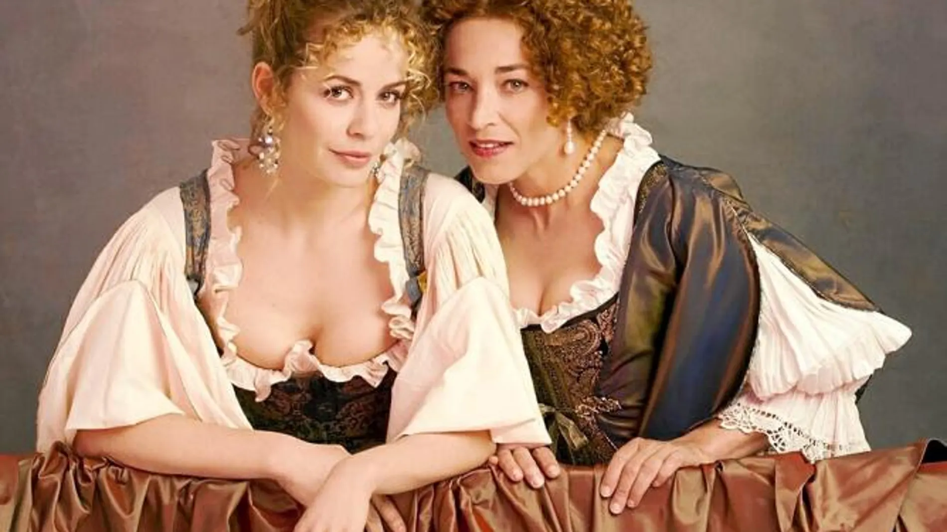 María Adánez (izda.) y Cristina Marcos, como Fanchon y Susanne, en el montaje