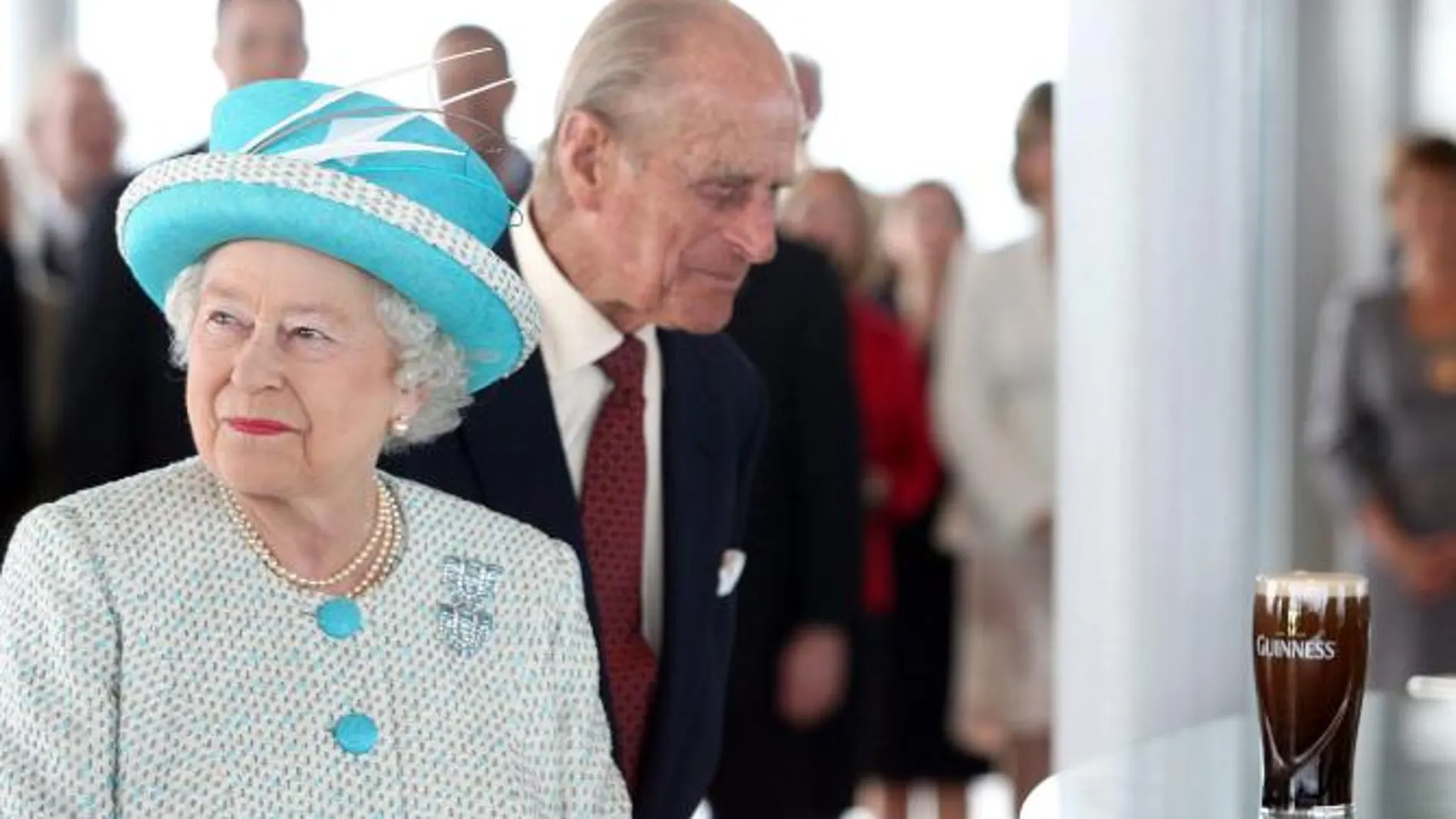 El duque de Edimburgo, junto a la reina Isabel II