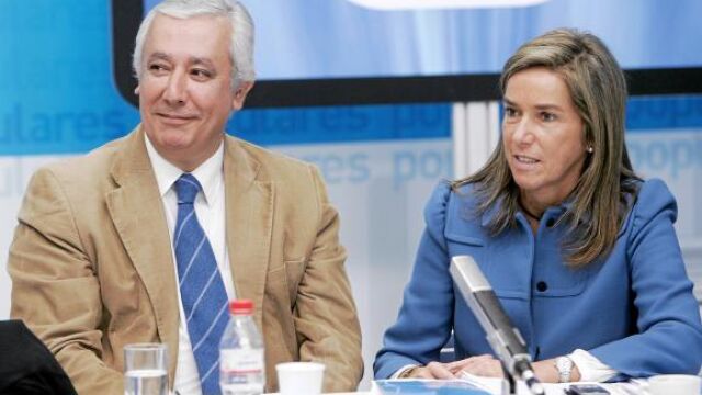 El presidente del PP-A, Javier Arenas, y la vicesecretaria de Organización del PP, Ana Mato, ayer en Sevilla
