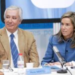 El presidente del PP-A, Javier Arenas, y la vicesecretaria de Organización del PP, Ana Mato, ayer en Sevilla