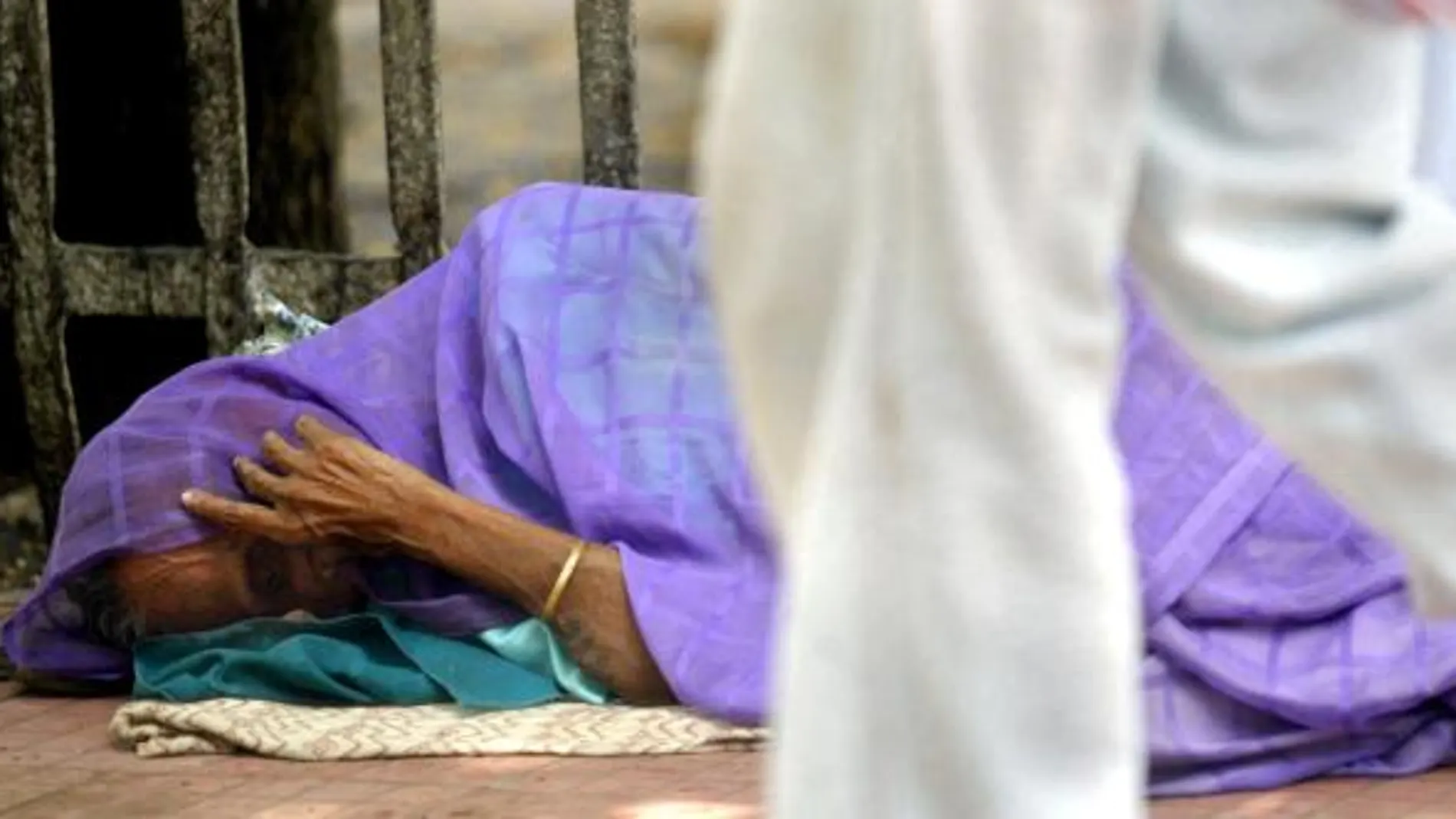 Imagen de archivo de una mujer india abandonada