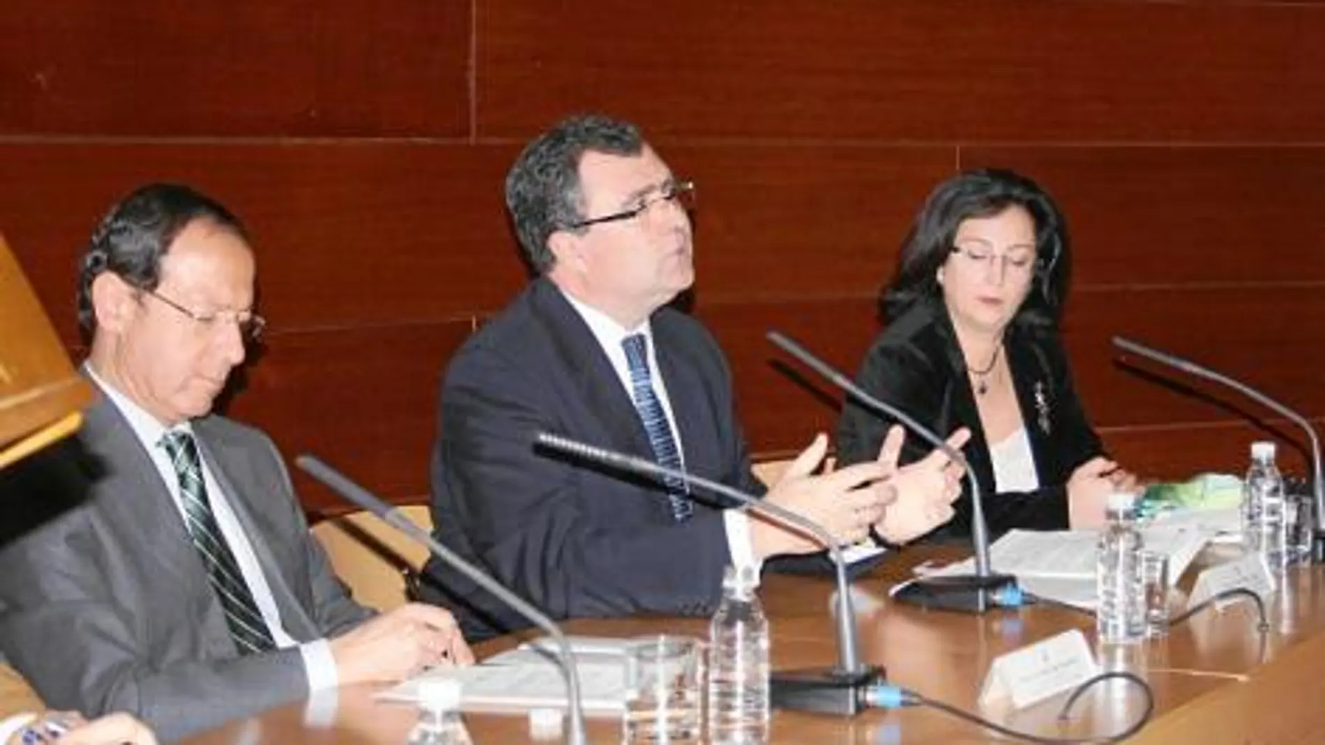 Miguel Ángel Cámara, José Ballesta y Juana Pérez, durante la inauguración
