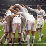 Los jugadores del Real Madrid celebran el primer gol merengue, conseguido por el centrocampista alemán Mesut Ozil