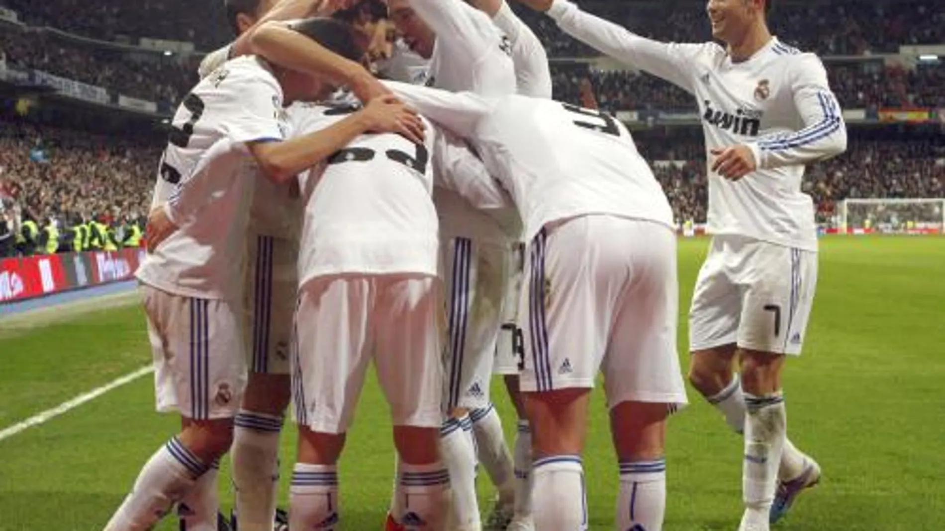 Los jugadores del Real Madrid celebran el primer gol merengue, conseguido por el centrocampista alemán Mesut Ozil