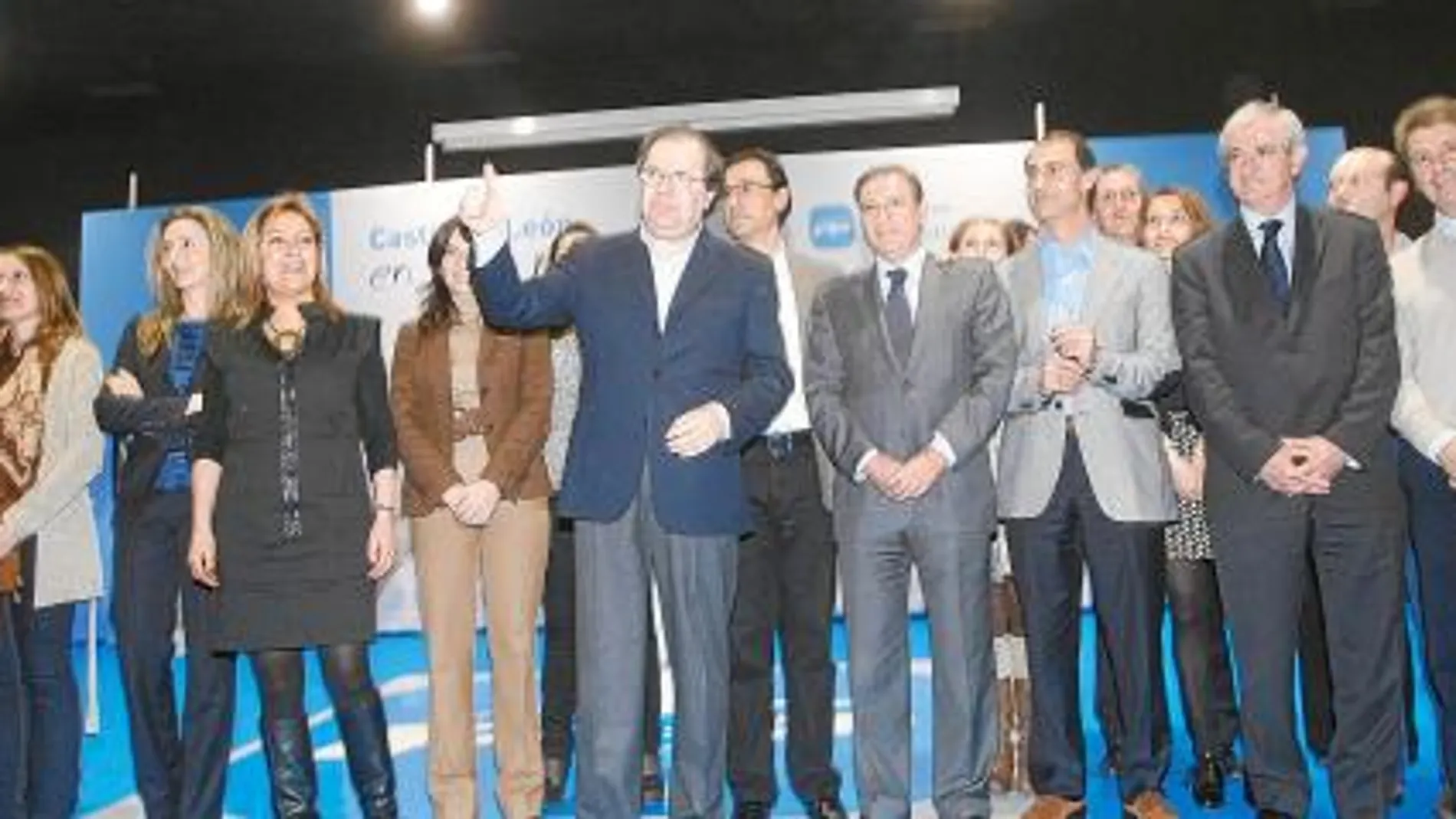 El presidente de la Junta y del PP de Castilla y León, Juan Vicente Herrera, y la alcaldesa de Zamora, Rosa Valdeón, junto a los participantes en el Foro «Garantizando la cohesión social»