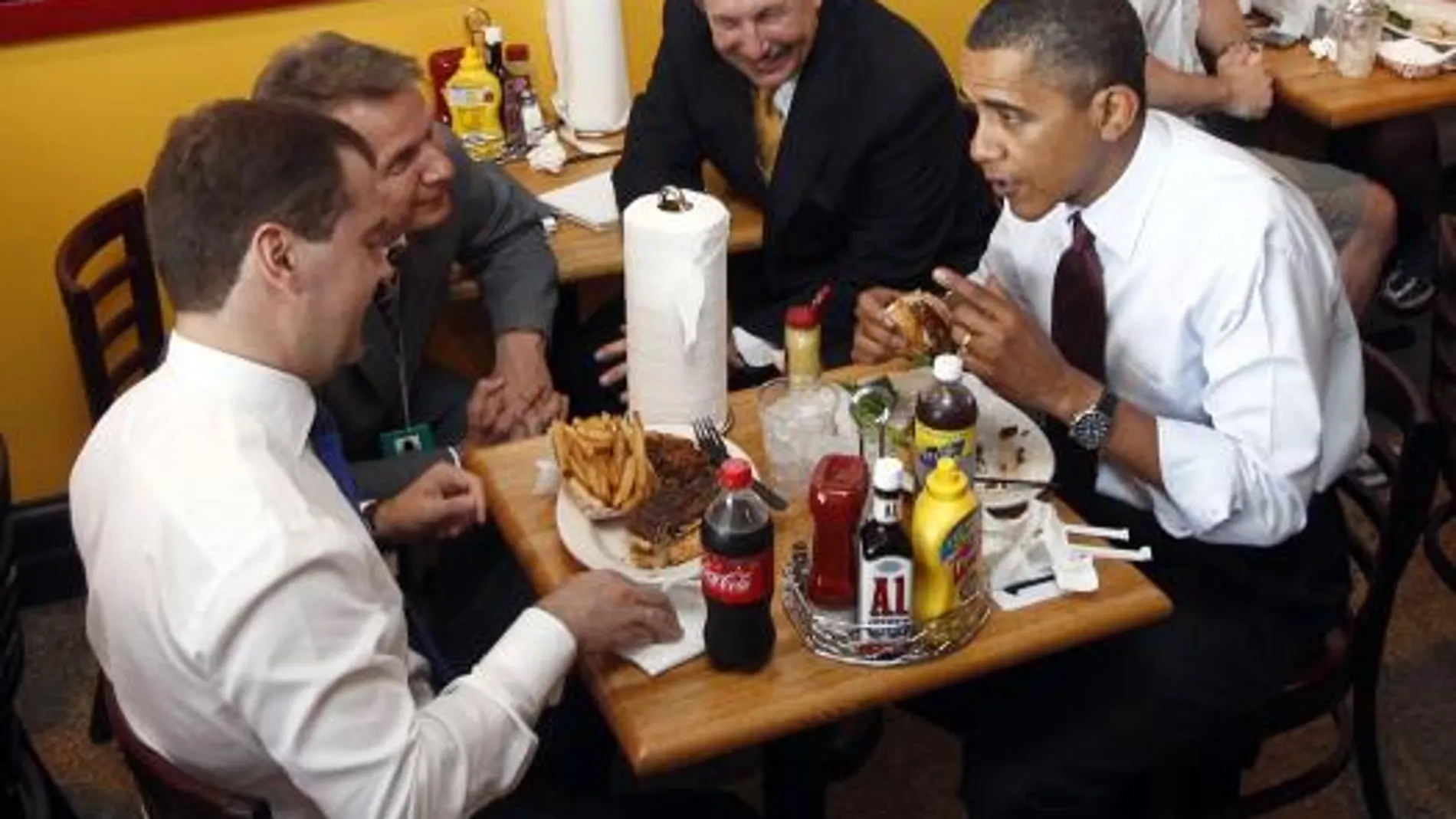 Obama y Medvédev en un almuerzo típico estadounidense