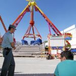 La Guardia Civil custodió durante todo el día de ayer la atracción «Extreme», donde se produjo el accidente, en el ferial de Villacañas (Toledo)