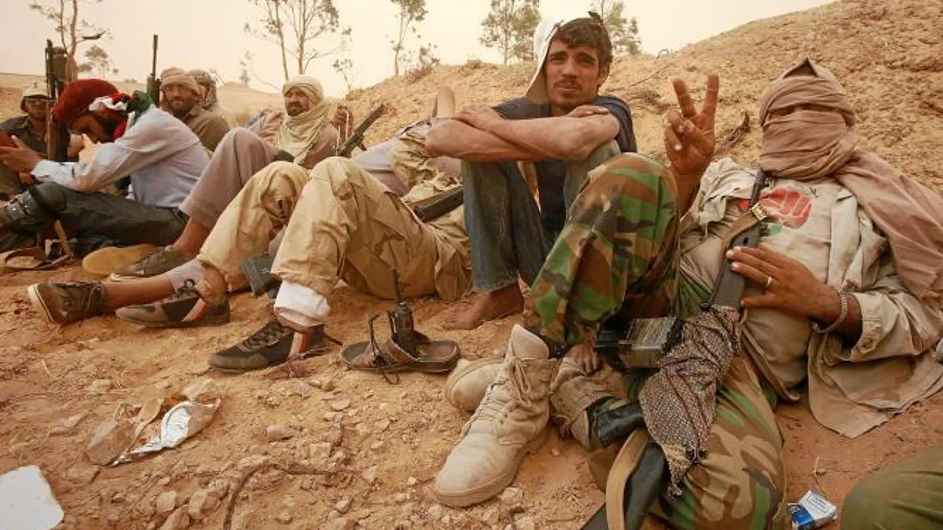 Rebeldes libios, ayer, en Tiji, en un alto en los combates