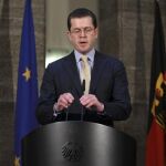 Dimite el ministro alemán de Defensa por el escándalo de su tesis