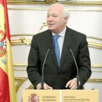 Moratinos impuso la Gran Cruz de la Orden del Mérito Civil al director del Comité Judío Americano antes de viajar a Marruecos