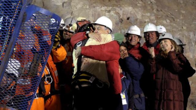Uno de los mineros rescatados en 2010 saluda al presidente Sebastián Piñera