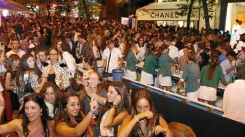 La calle Ortega y Gasset se cerró al tráfico para abrirse a las miles de personas que participaron en la Noche de la Moda