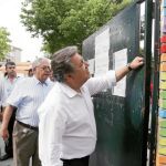 El alcalde comprobó ayer el mal estado de la puerta del Benjumea Burín