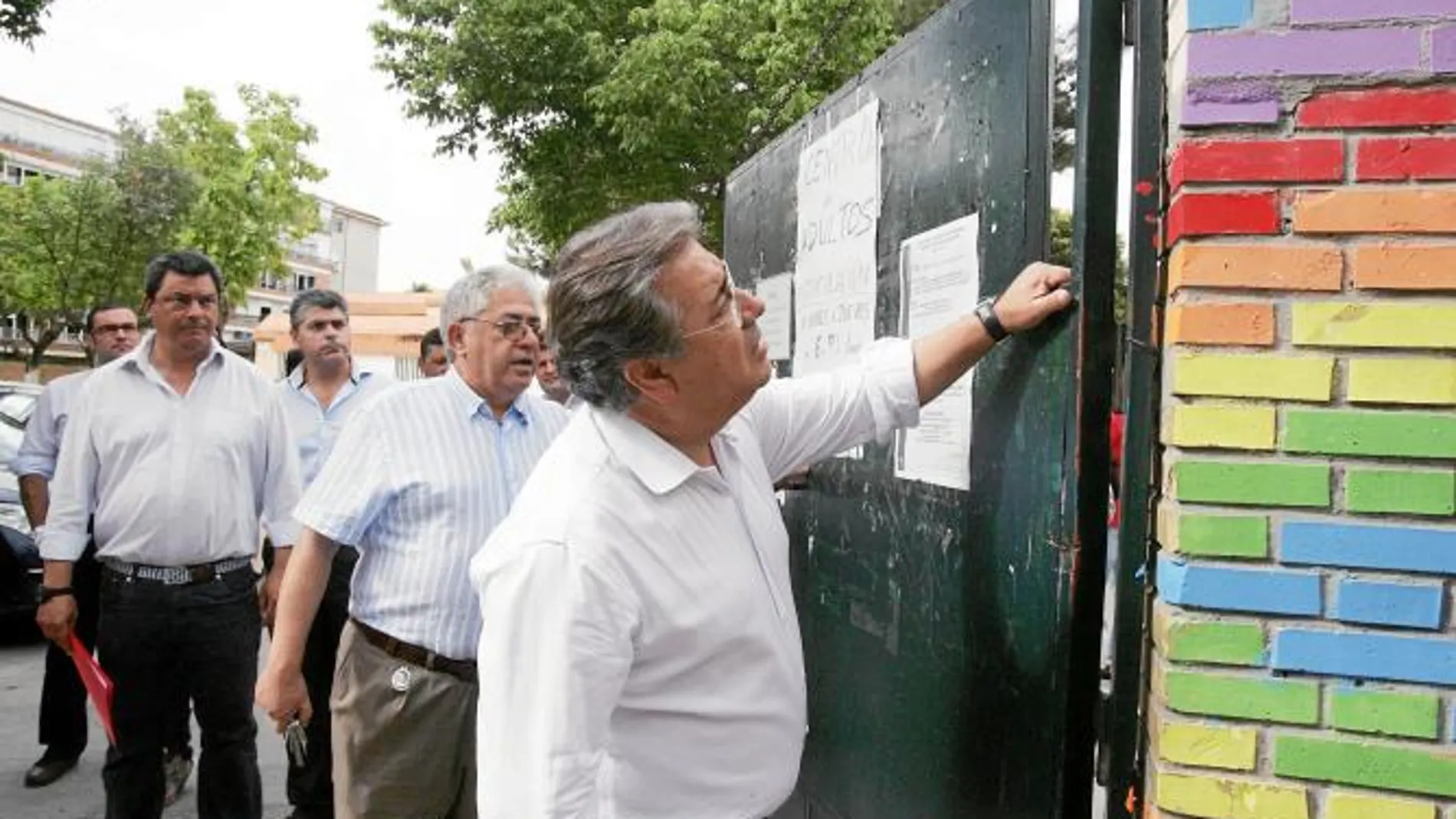 El alcalde comprobó ayer el mal estado de la puerta del Benjumea Burín