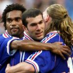 Zidane recibe la felicitación de Karembeu y Petit tras marcar el primer gol de la final