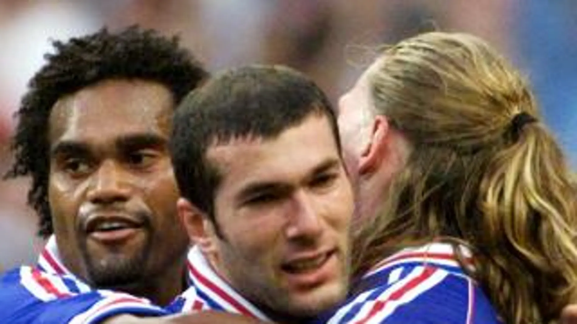 Zidane recibe la felicitación de Karembeu y Petit tras marcar el primer gol de la final