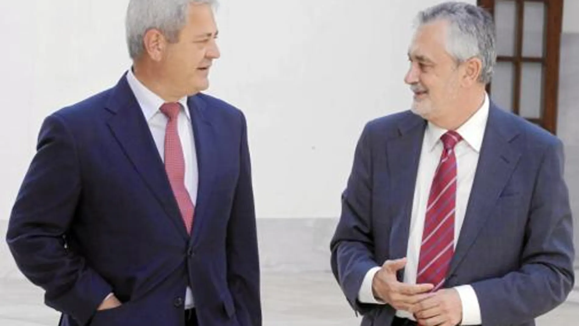 El ex consejero dialoga en el Parlamento con el presidente, José Antonio Griñán