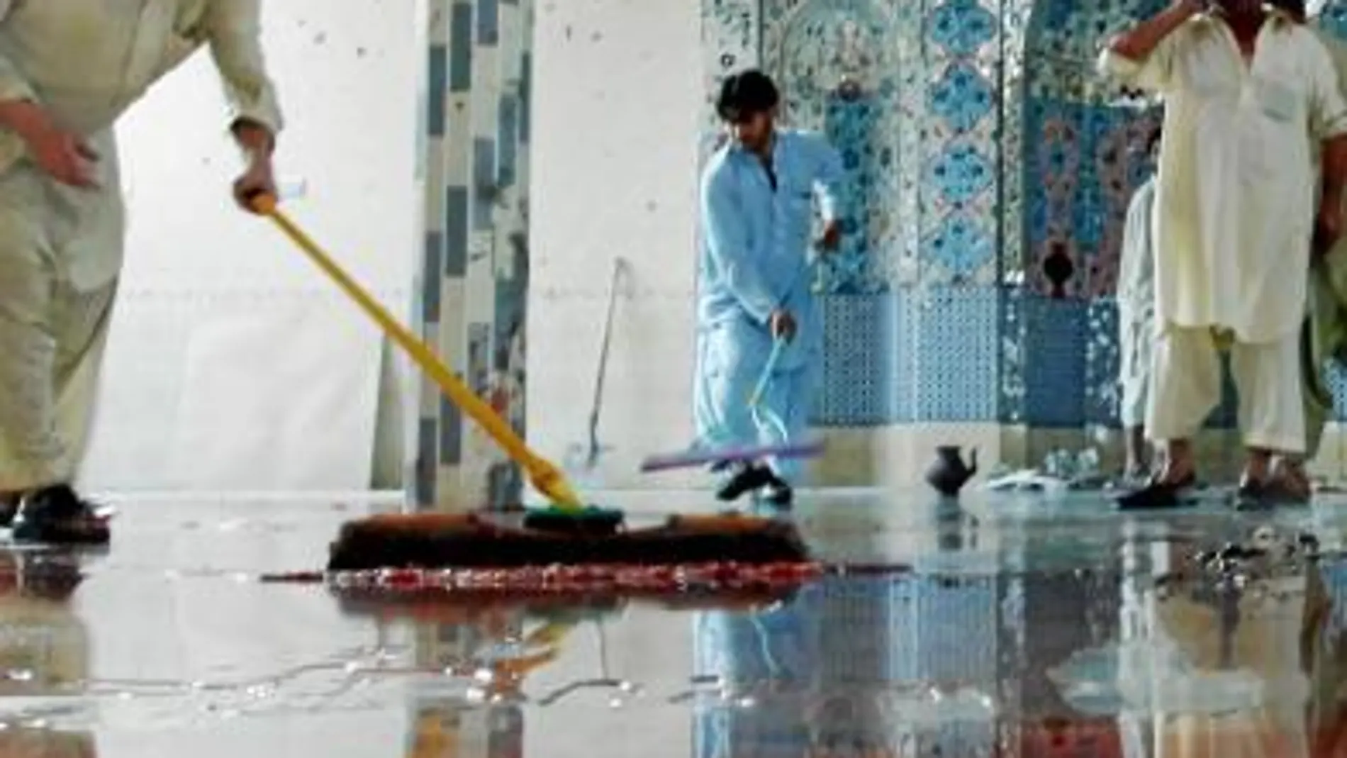 Un suicida penetró en la mezquita de Darra Adam Khel y al detonar la bomba mató al menos a 67 personas en el primer ataque talibán de ayer