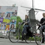 A UN DÍA DE LAS ELECCIONES Dos holandeses pasean con sus bicicletas por una calle de Ámsterdam
