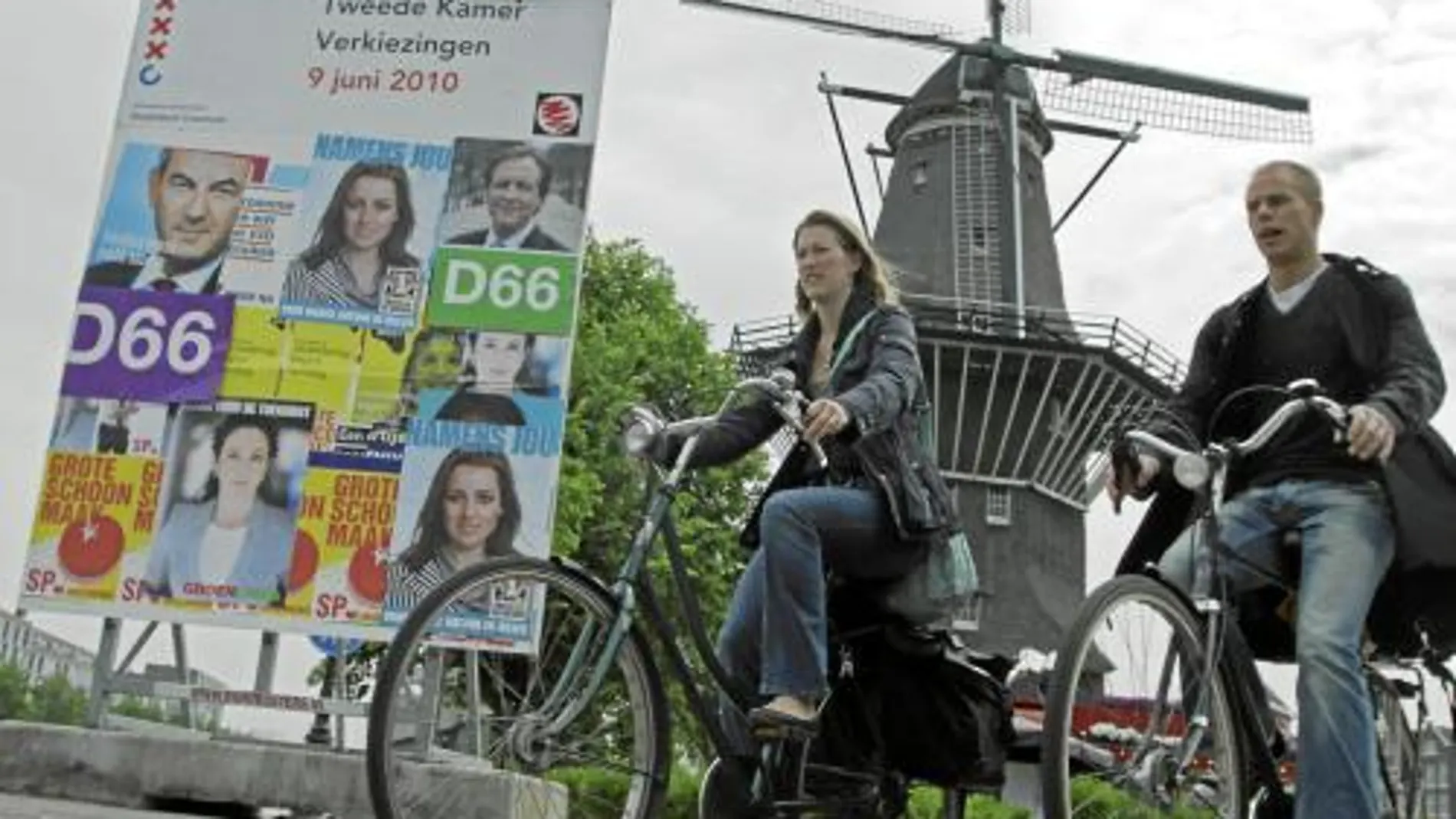 A UN DÍA DE LAS ELECCIONES Dos holandeses pasean con sus bicicletas por una calle de Ámsterdam