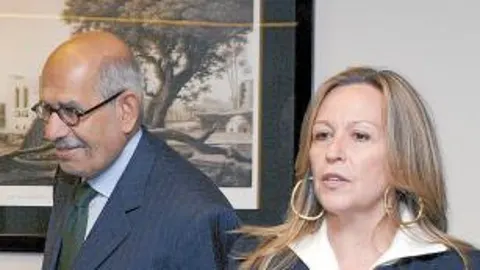 Trinidad Jiménez llegó a la sede general de la Liga Árabe en El Cairo para iniciar una gira por Oriente Medio. Hoy visitará Damasco.