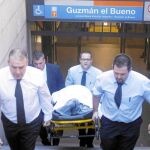 Profesionales de la funeraria trasladaron el cuerpo del fallecido al Instituto Anatómico Forense para determinar las causas de la muerte