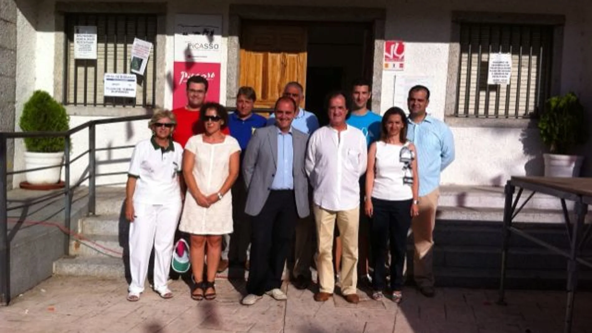 Julián Redondo, en el centro, con camisa blanca, junto al alcalde Ángel Martínez