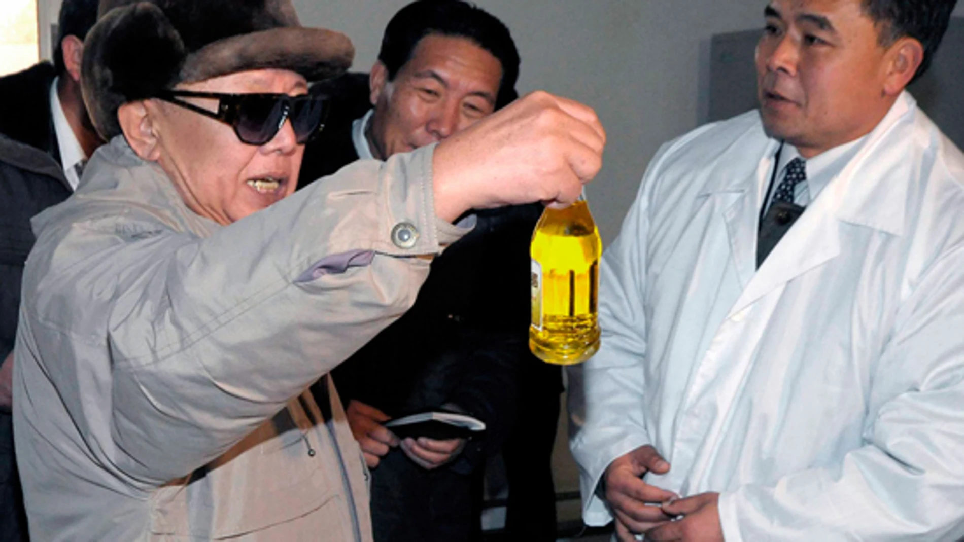Kim Jong Il mirando aceite de oliva
