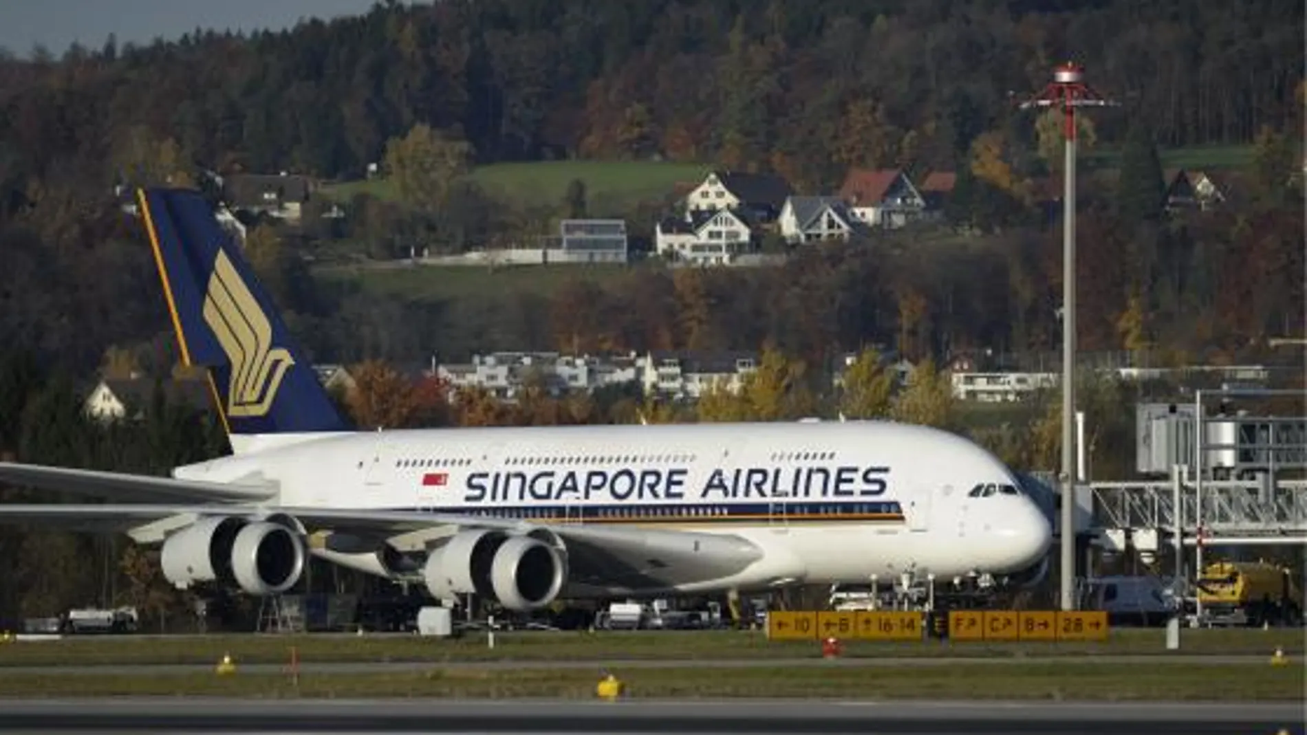 Un avión Airbus A-380 de Singapore Airlines permanece en tierra en el aeropuerto de Zurich, Suiza, mientras revisan su motor
