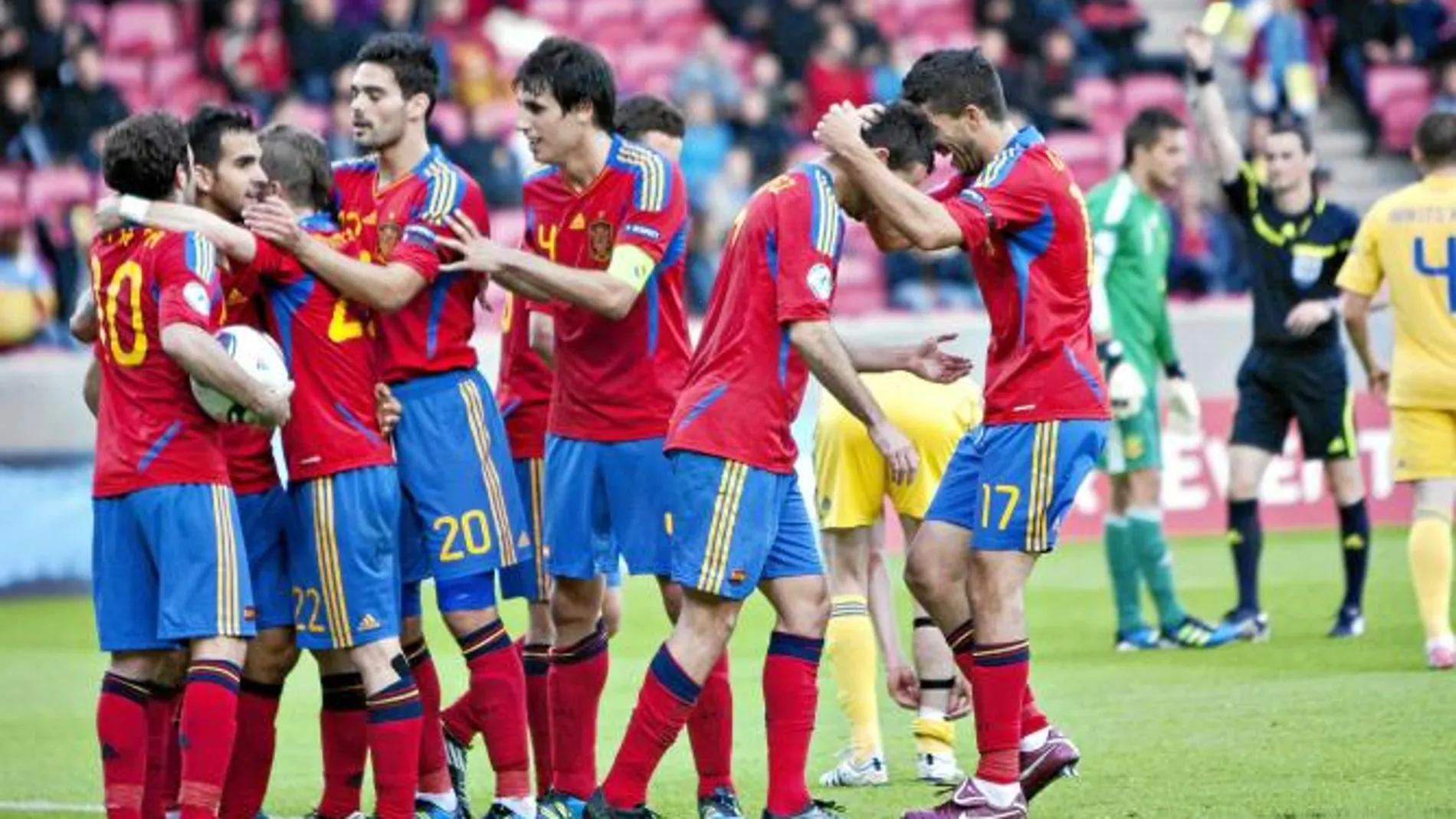 Los jugadores españoles celebran la señalización del penalti que después Mata convirtió en el tercer gol del partido