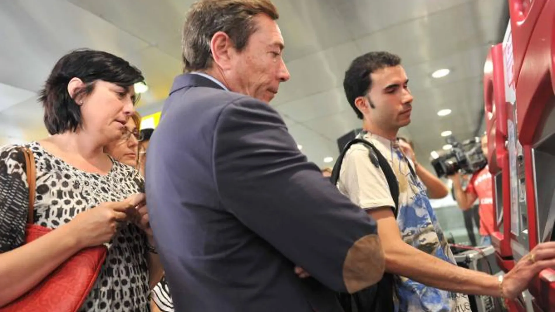 Metrovalencia impulsa máquinas de venta automática adaptadas a los invidentes