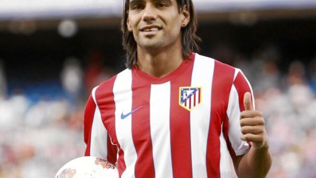 Falcao fue presentado ayer en el Vicente Calderón. Muchos seguidores rojiblancos no quisieron perderse la puesta de largo del jugador